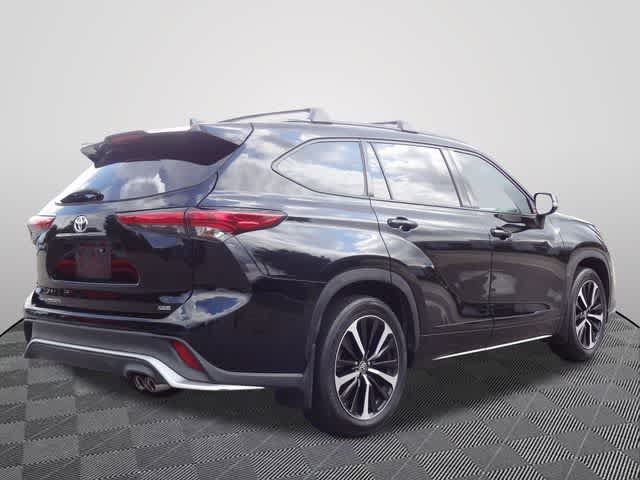 Used 2021 Toyota Highlander XSE FWD image 3