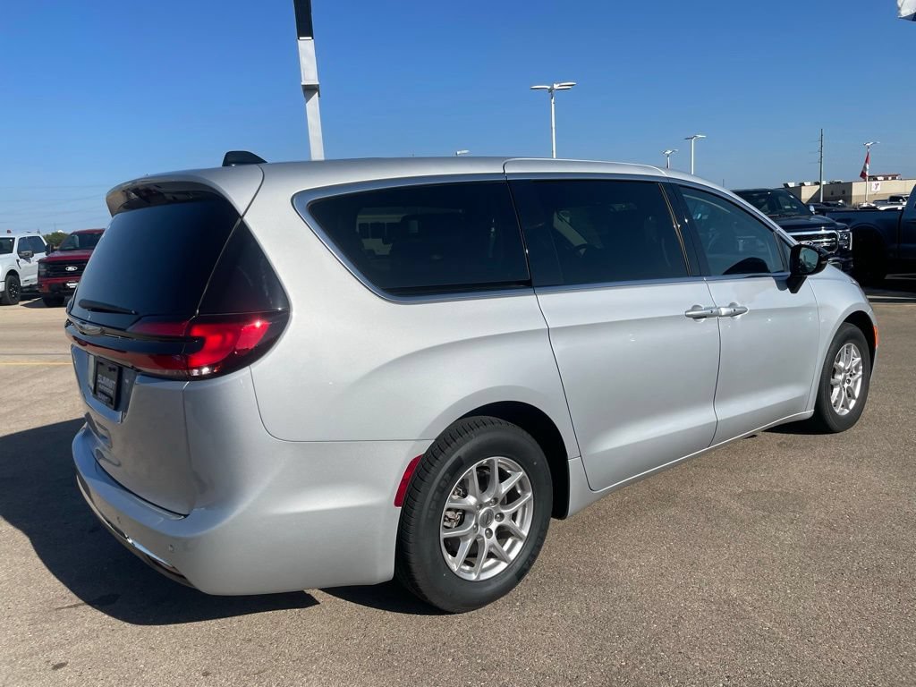 Used 2024 Chrysler Pacifica Touring-L FWD image 4