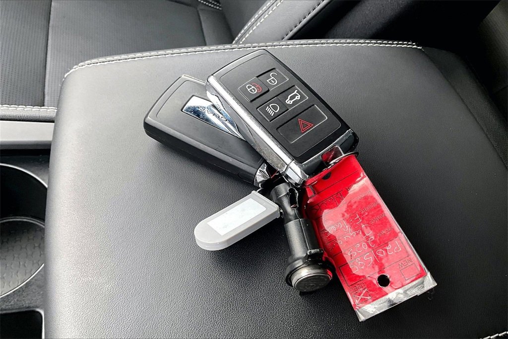 Certified 2025 Jaguar F-PACE R-Dynamic S image 10