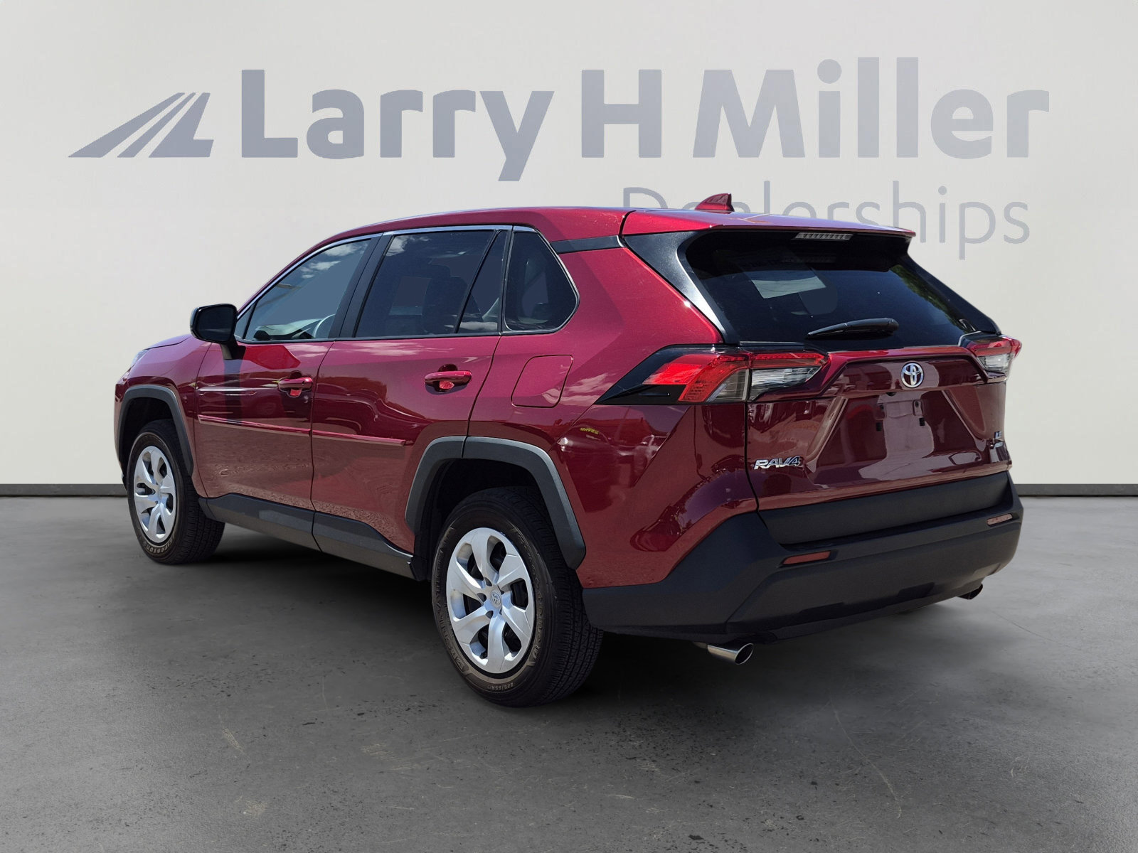 Used 2024 Toyota RAV4 LE AWD/4WD image 3