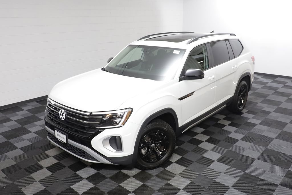 Used 2025 Volkswagen Atlas Peak Edition SE AWD/4WD image 2