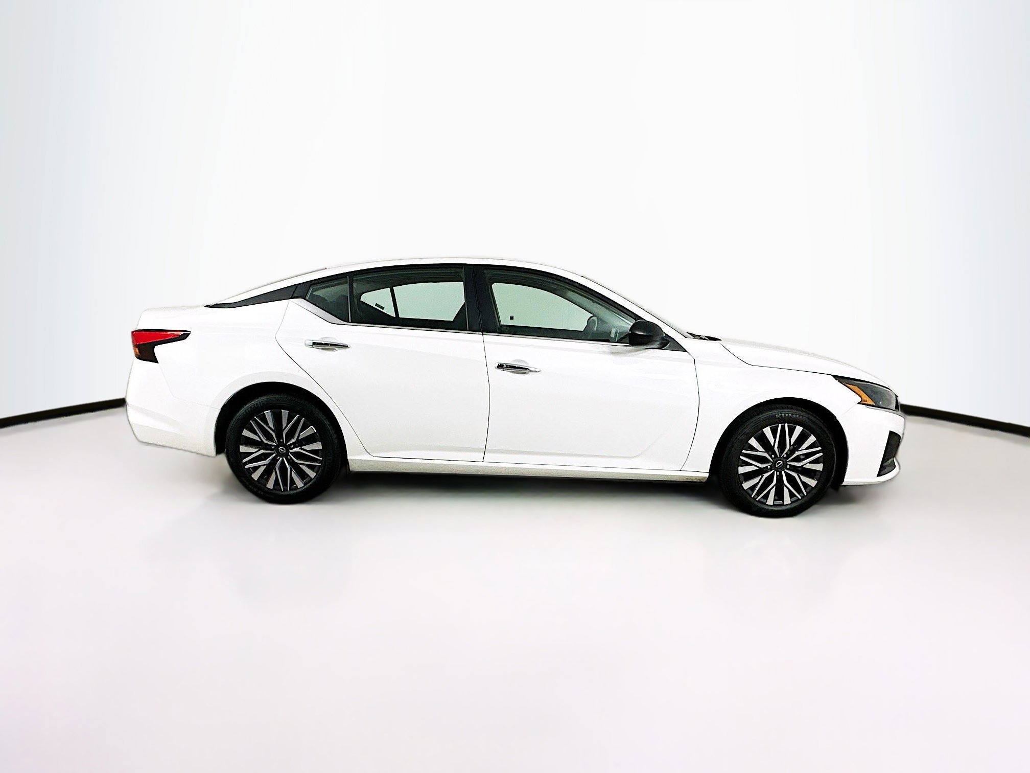 Used 2024 Nissan Altima 2.5 SV image 10