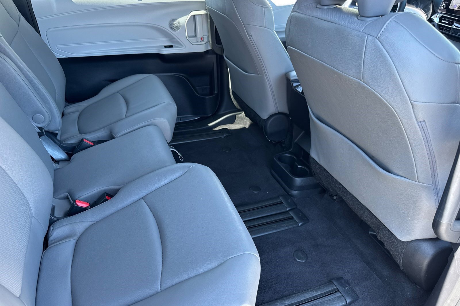 Used 2025 Toyota Sienna XLE FWD image 33
