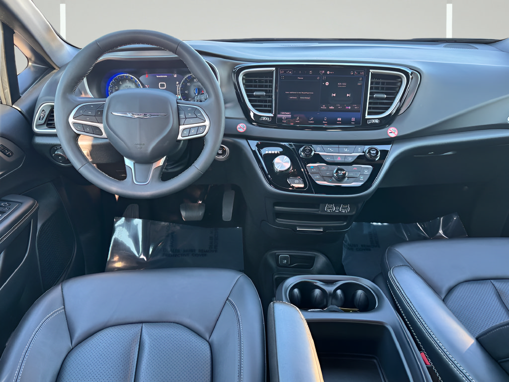 Used 2025 Chrysler Pacifica Select FWD image 10