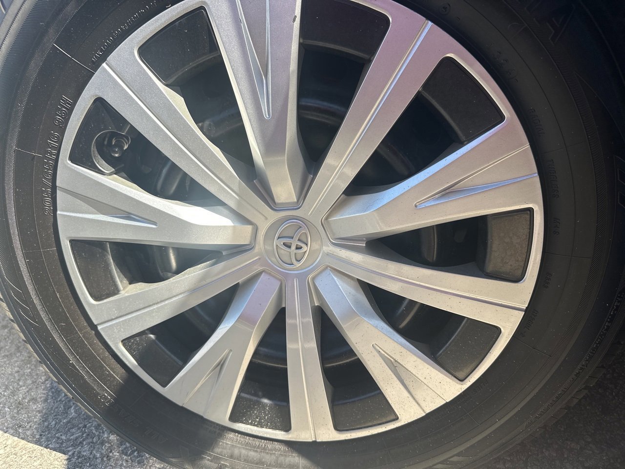 Used 2020 Toyota Camry LE image 13