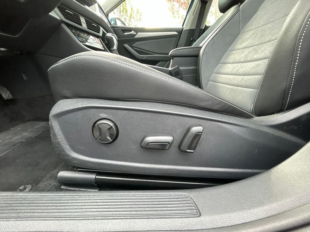 Used 2025 Volkswagen Jetta SE FWD image 15
