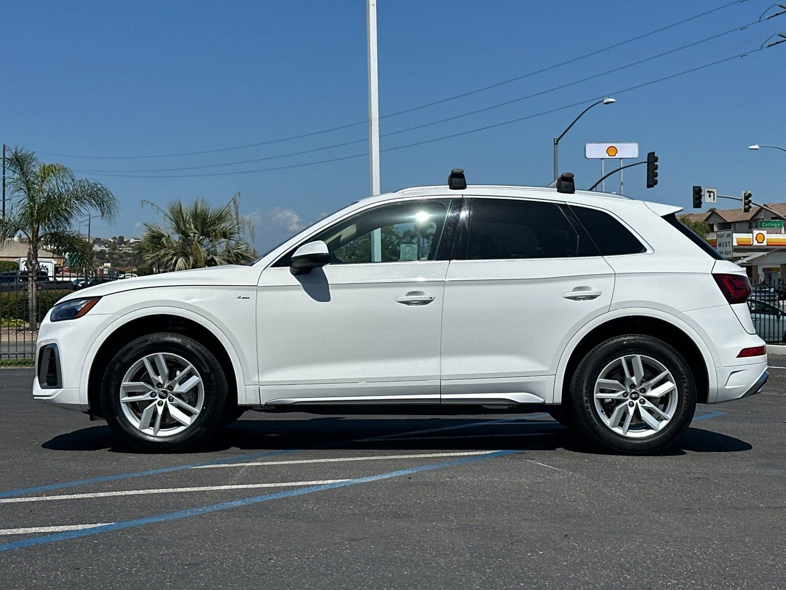 Used 2023 Audi Q5 2.0T Premium w/ Convenience Package AWD/4WD image 2