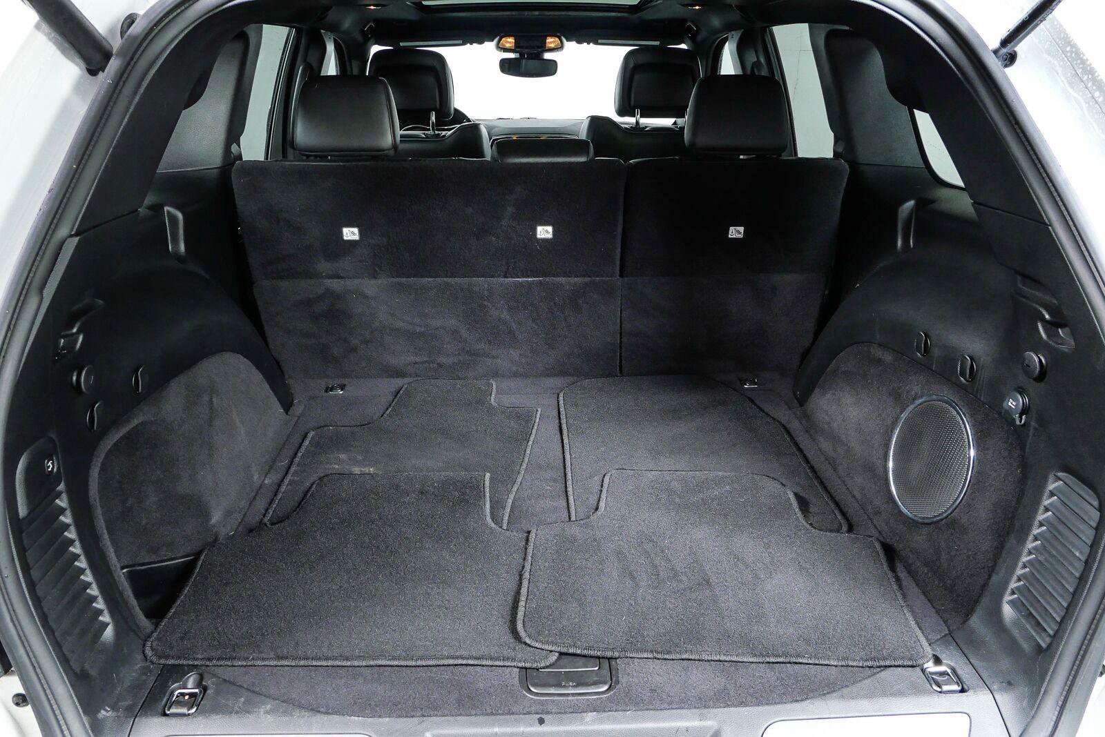 Used 2020 Jeep Grand Cherokee Overland RWD image 34