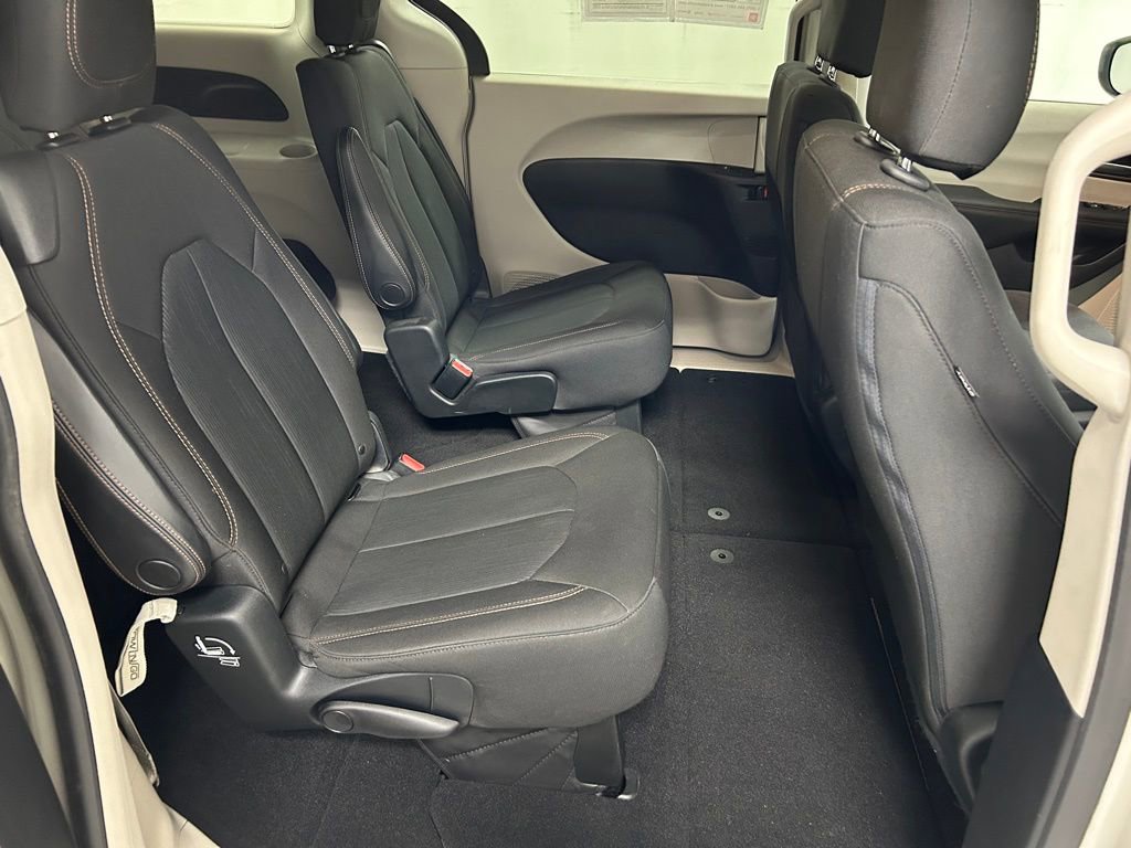 Used 2017 Chrysler Pacifica LX w/ Tire & Wheel Group FWD image 14