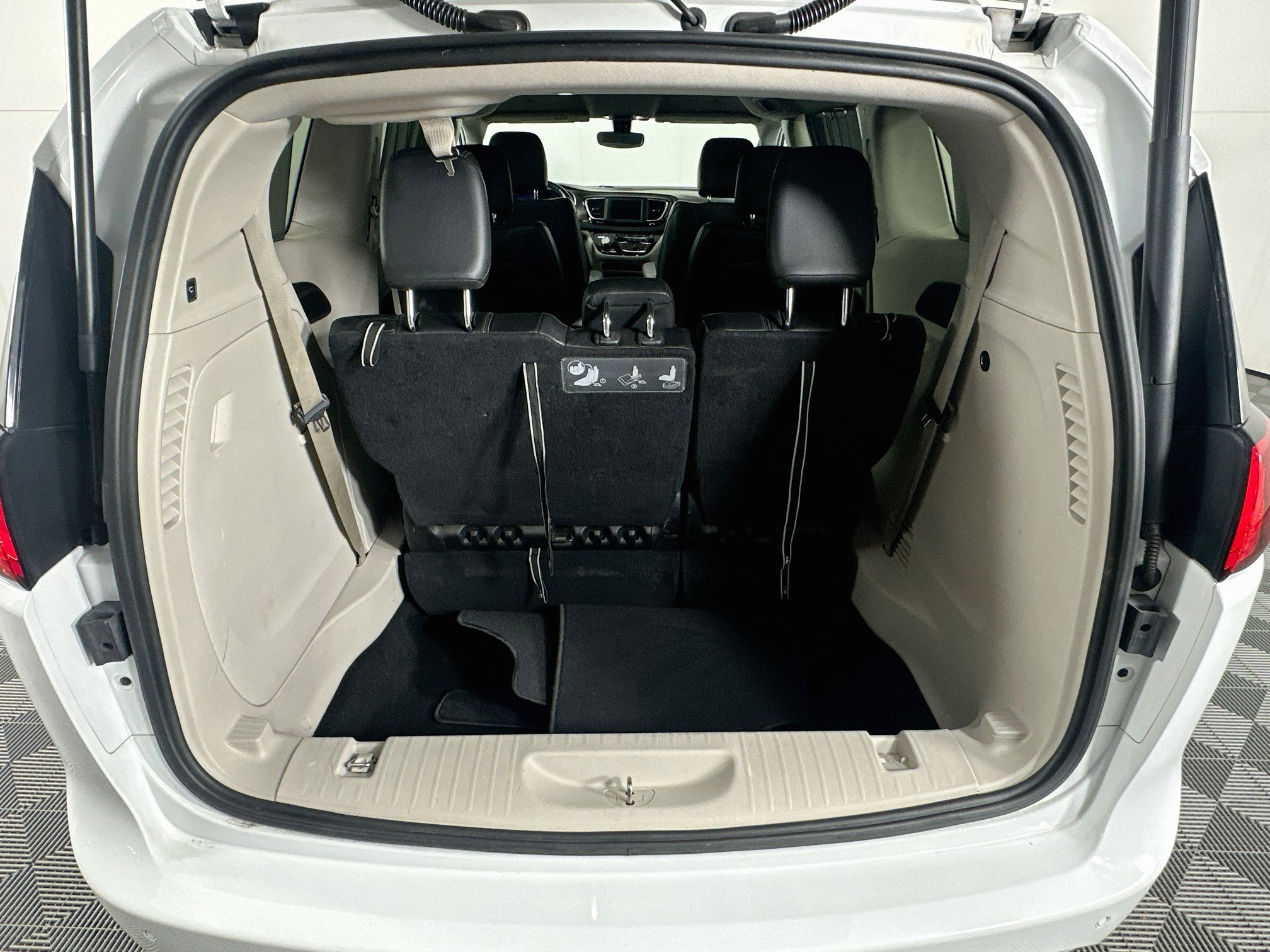 Used 2019 Chrysler Pacifica Touring-L FWD image 30