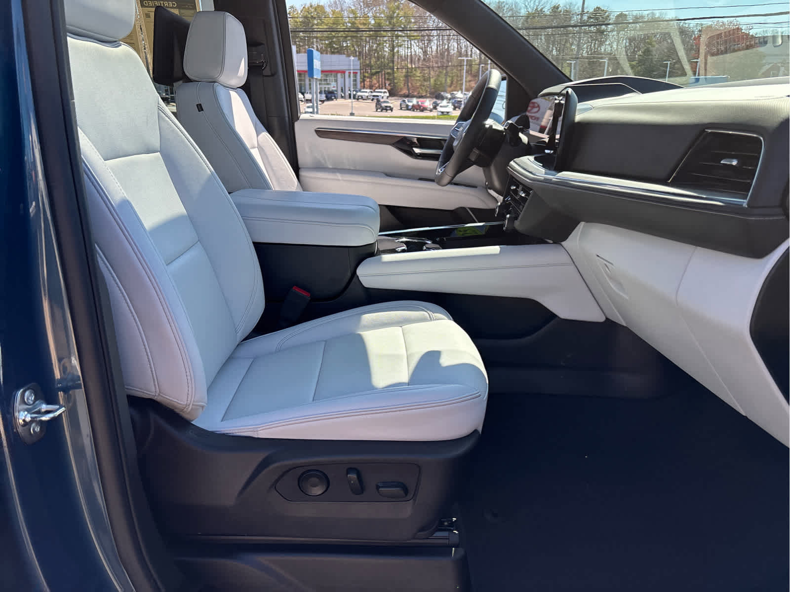 Certified 2025 Chevrolet Suburban Premier image 30