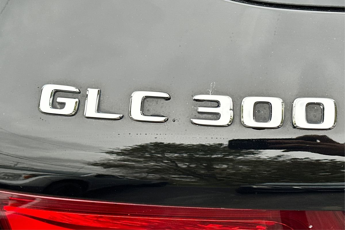 Used 2018 Mercedes-Benz GLC 300 w/ Premium Package image 26