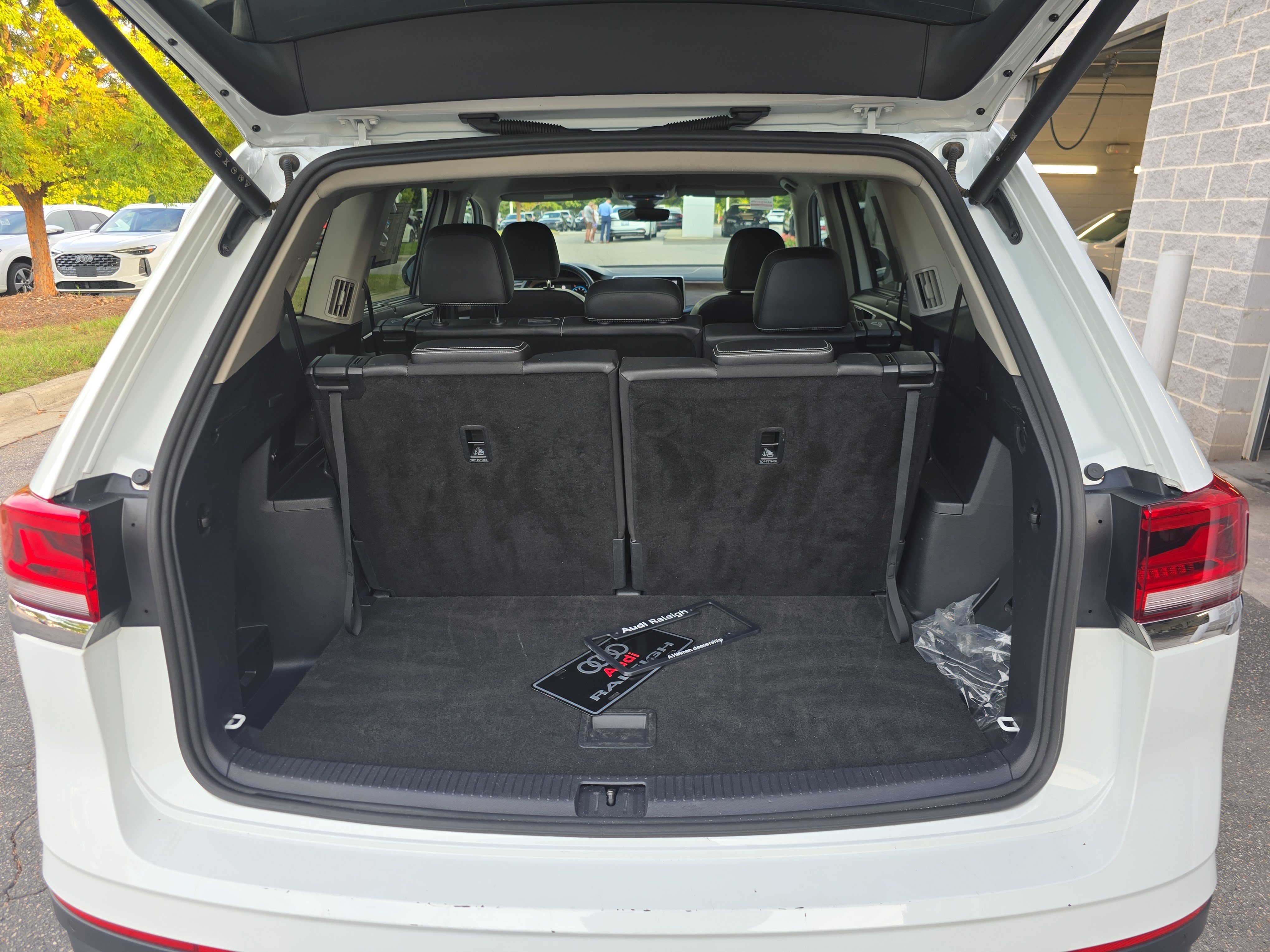Used 2025 Volkswagen Atlas SE FWD image 12