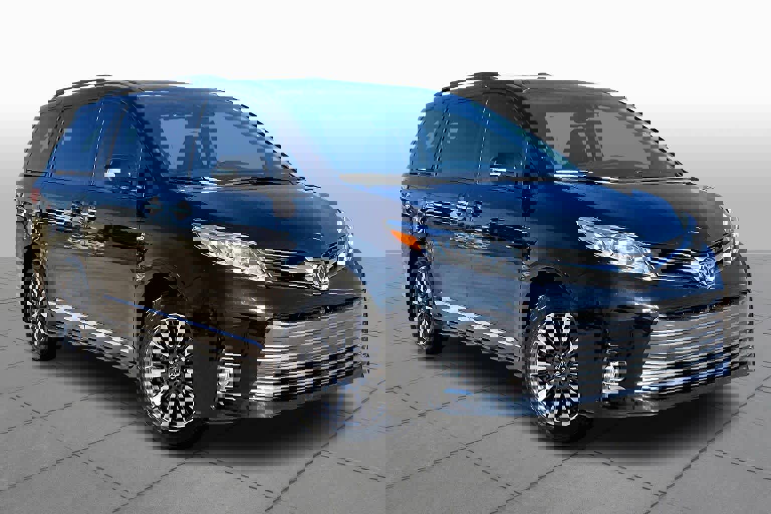 Used 2018 Toyota Sienna Limited Premium image 3