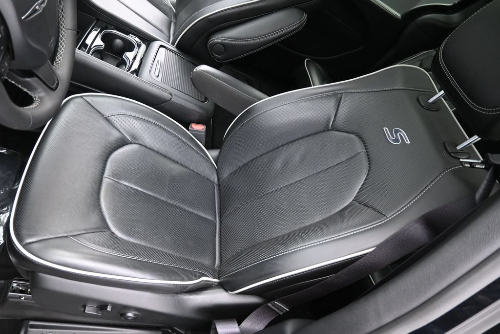 Used 2025 Chrysler Pacifica Limited FWD image 11