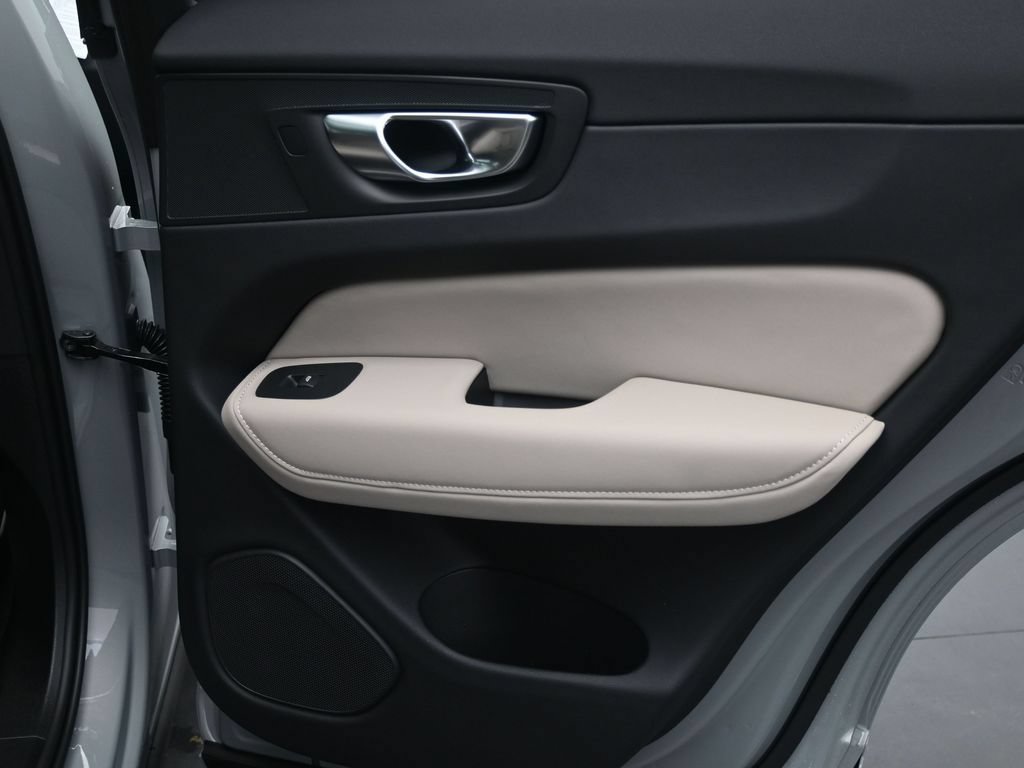 New 2026 Volvo XC60 B5 Plus w/ Protection Package Premier AWD/4WD image 32