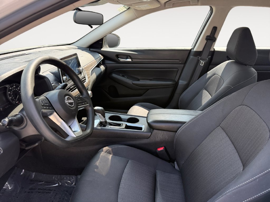 Used 2025 Nissan Altima 2.5 SV FWD image 9