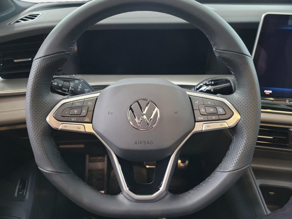 New 2026 Volkswagen Tiguan SE R-Line AWD/4WD image 10