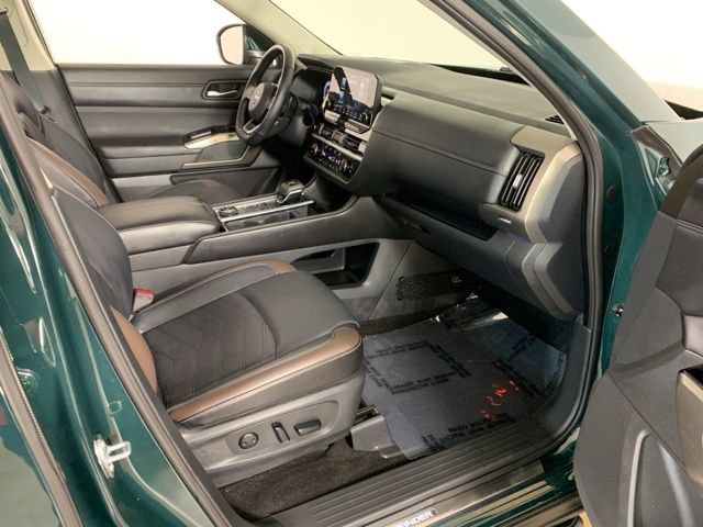 Used 2025 Nissan Pathfinder Platinum w/ Lighting Package (N93) AWD/4WD image 39