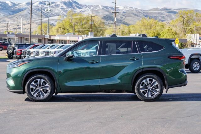 Used 2024 Toyota Highlander XLE AWD/4WD image 3