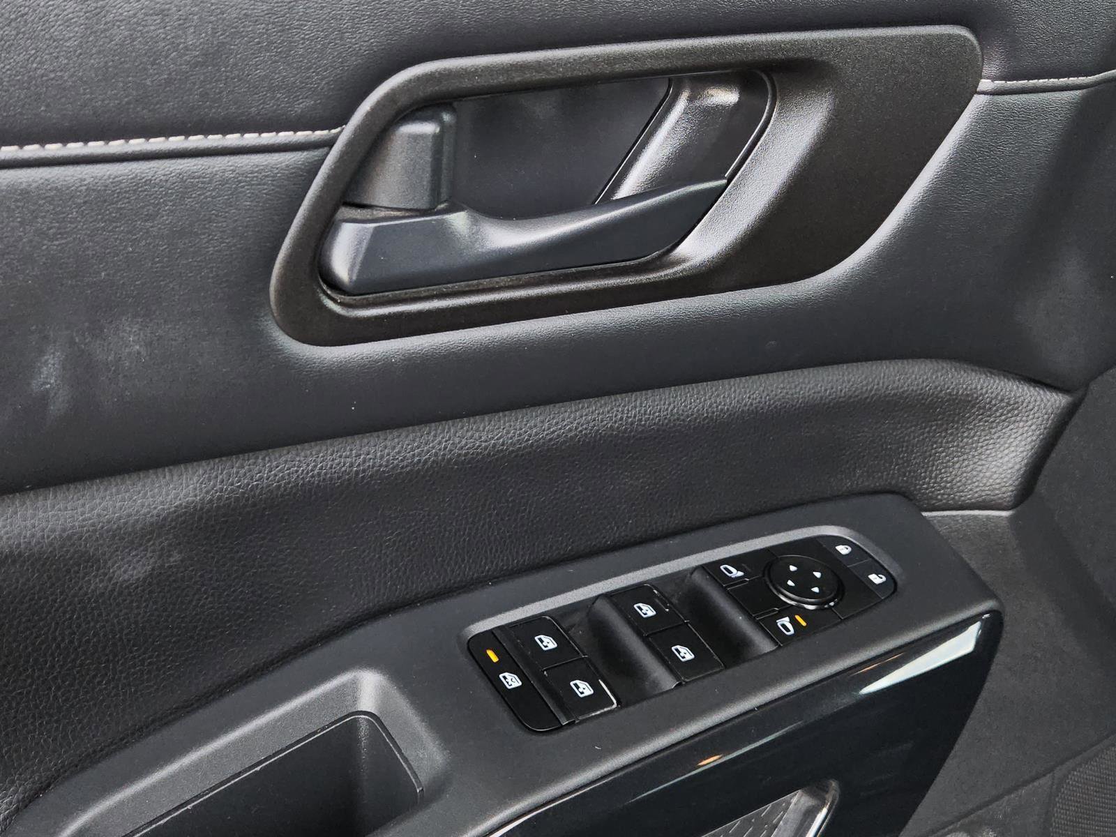 Used 2024 Nissan Pathfinder SV image 26