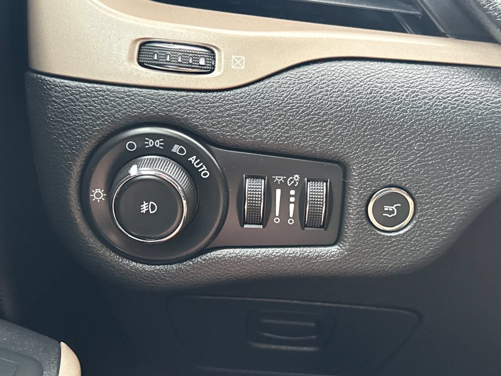 Used 2017 Jeep Cherokee Limited w/ Luxury Group FWD image 34