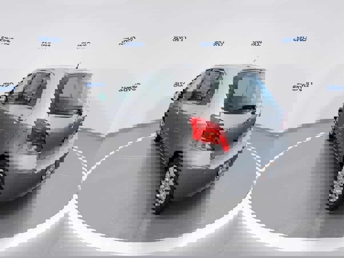 Used 2011 Toyota Yaris 4-Door Hatchback image 7