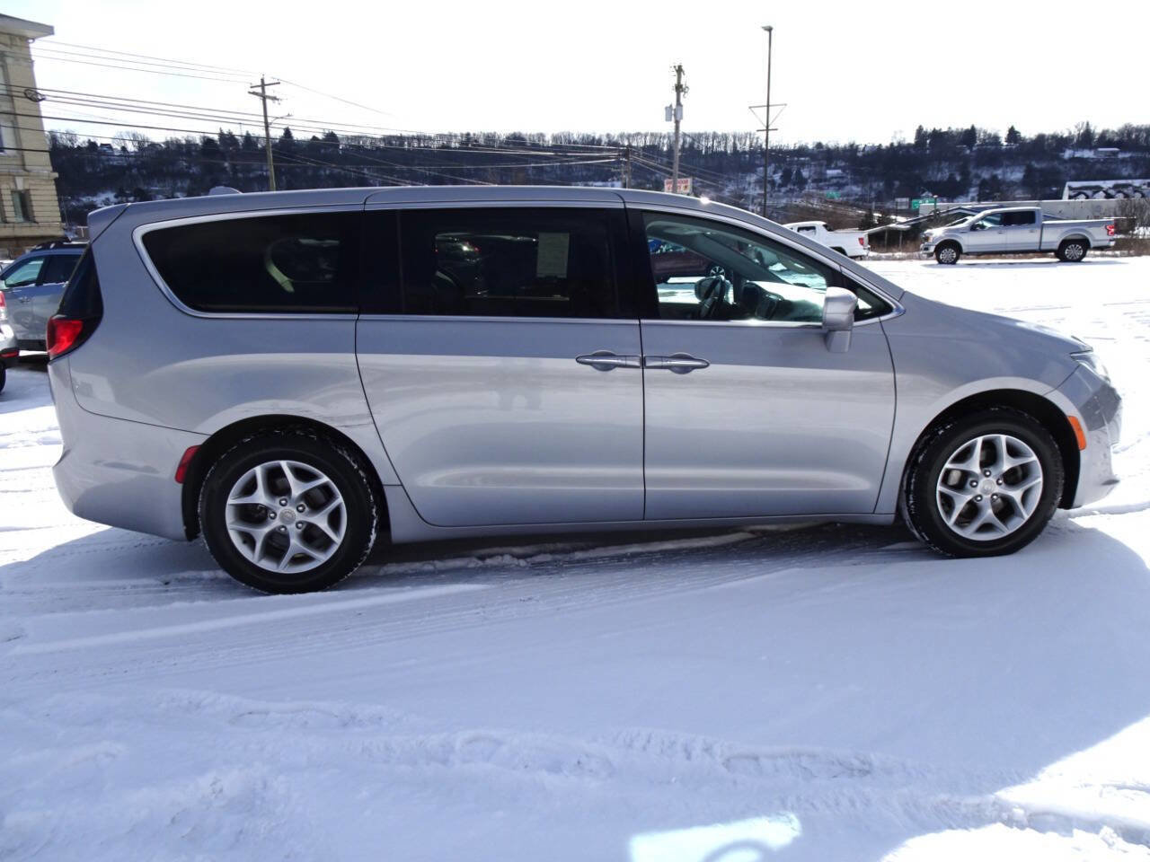 Used 2019 Chrysler Pacifica Touring Plus w/ Tire & Wheel Group image 5
