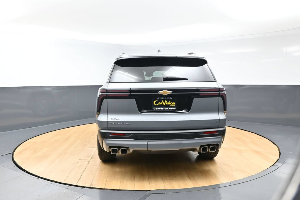 Used 2024 Chevrolet Traverse LT FWD image 3