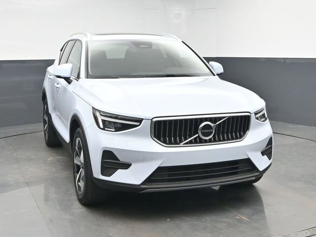 Used 2024 Volvo XC40 B5 Core AWD/4WD image 2