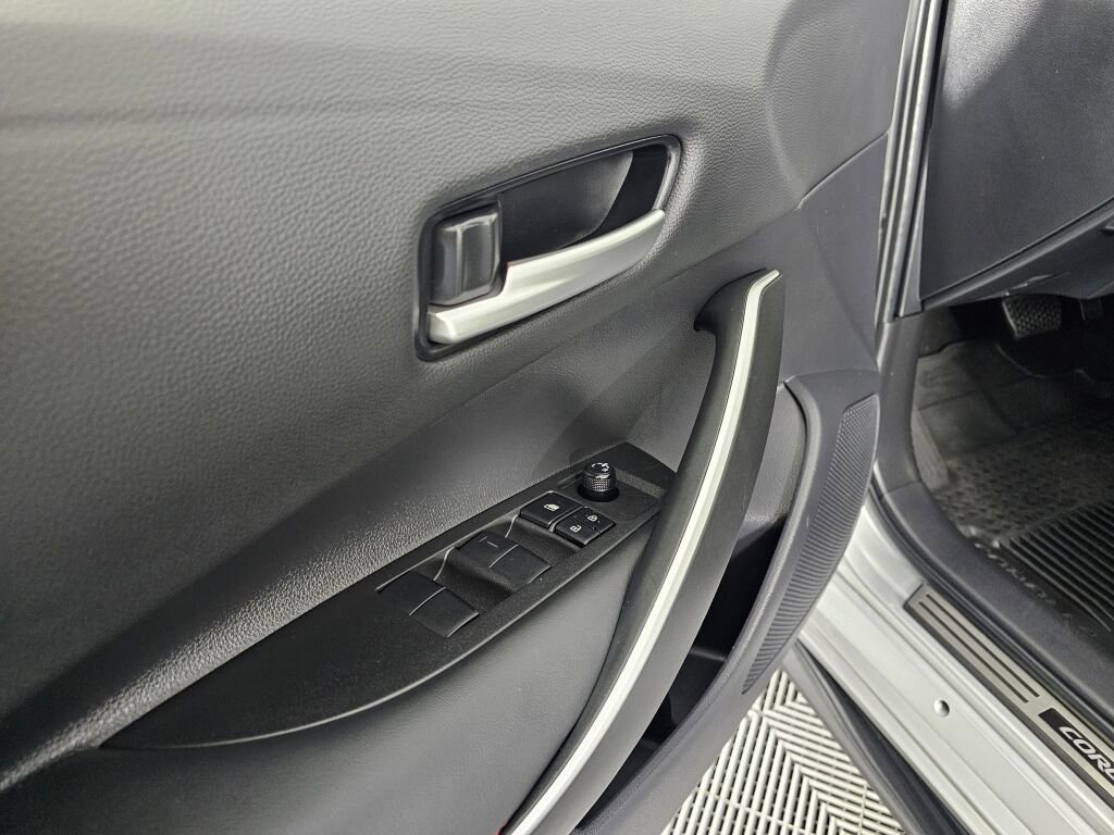 Used 2025 Toyota Corolla SE w/ SE Premium Package image 18