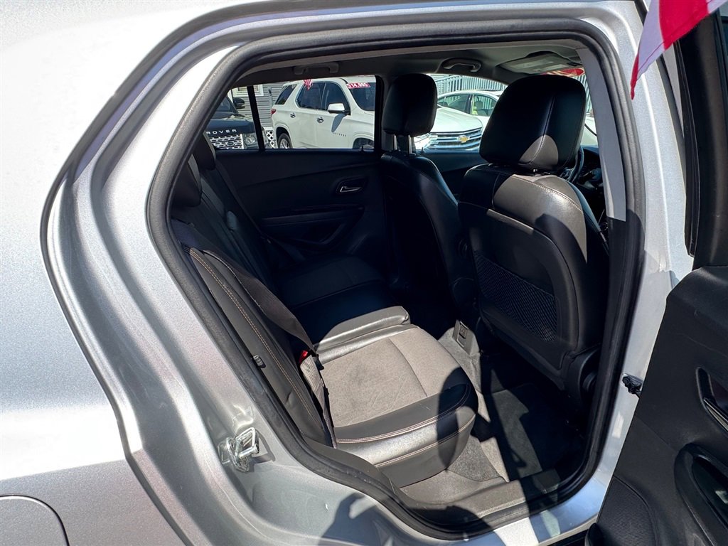 Used 2020 Chevrolet Trax LT w/ LT Convenience Package image 12