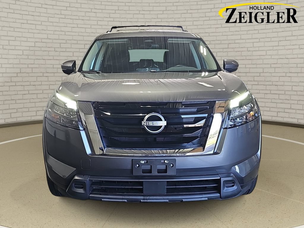 Used 2024 Nissan Pathfinder SV AWD/4WD image 2