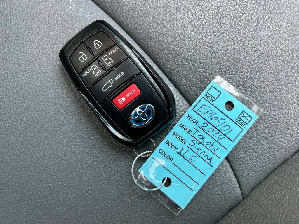 Used 2024 Toyota Sienna XLE FWD image 32