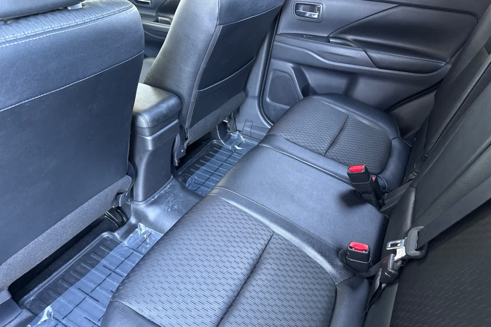 Used 2015 Mitsubishi Outlander SE AWD/4WD image 4