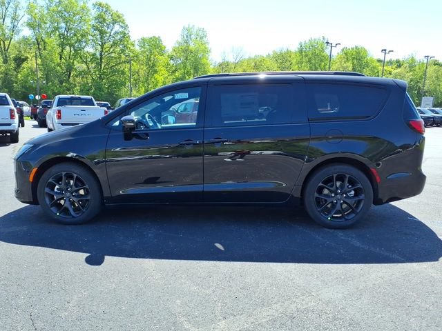 New 2027 Chrysler Pacifica Limited FWD image 4