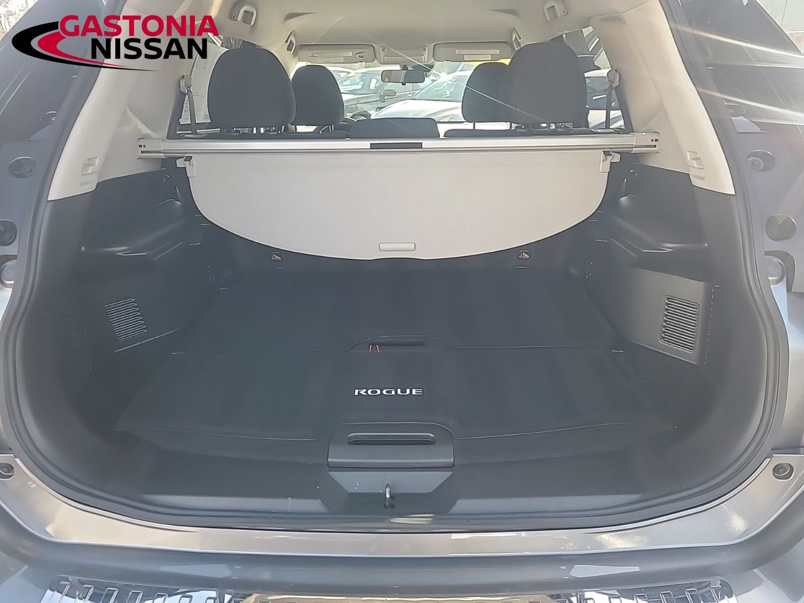 Used 2020 Nissan Rogue SV image 29