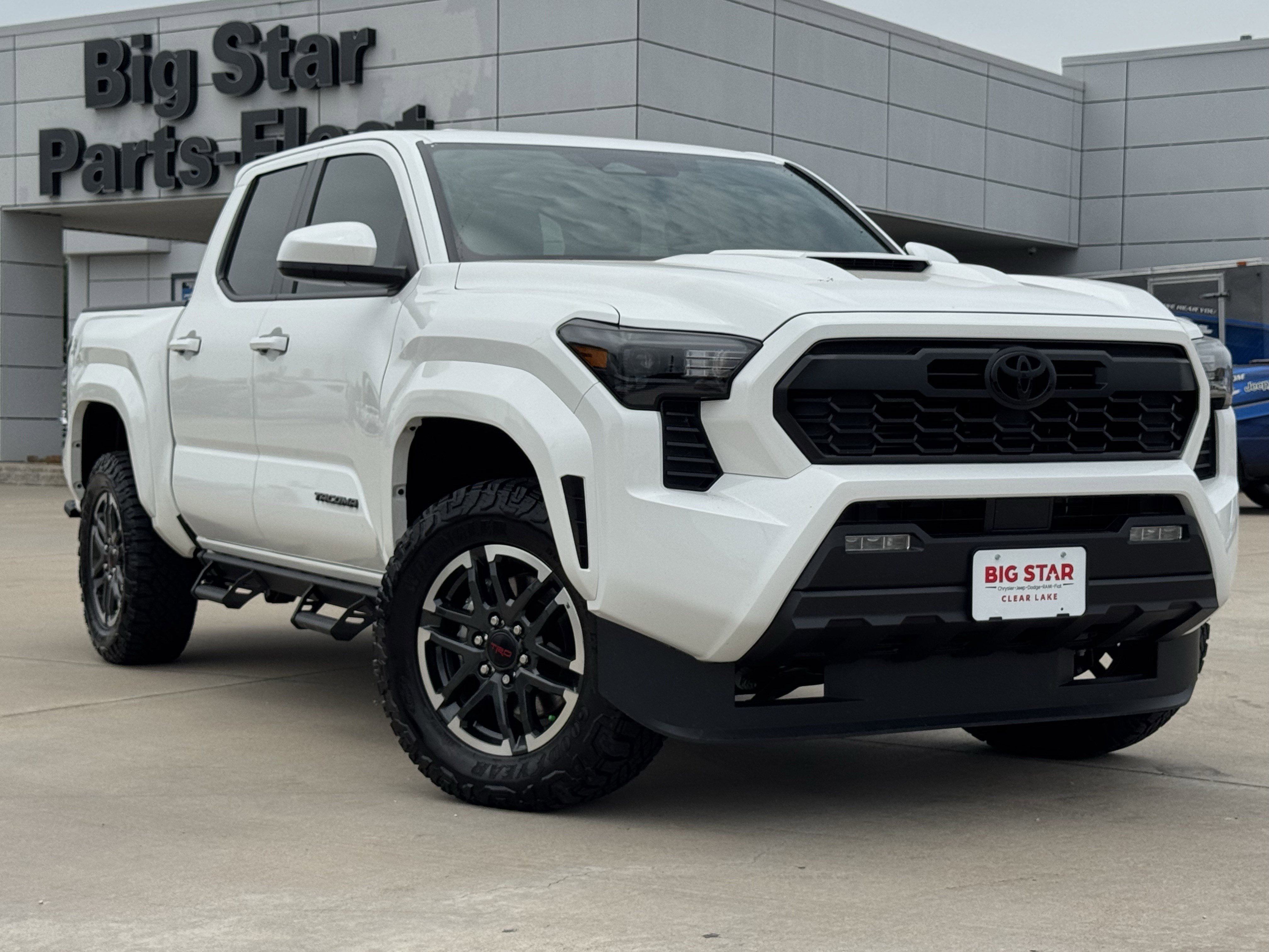 Used 2025 Toyota Tacoma TRD Sport AWD/4WD image 2