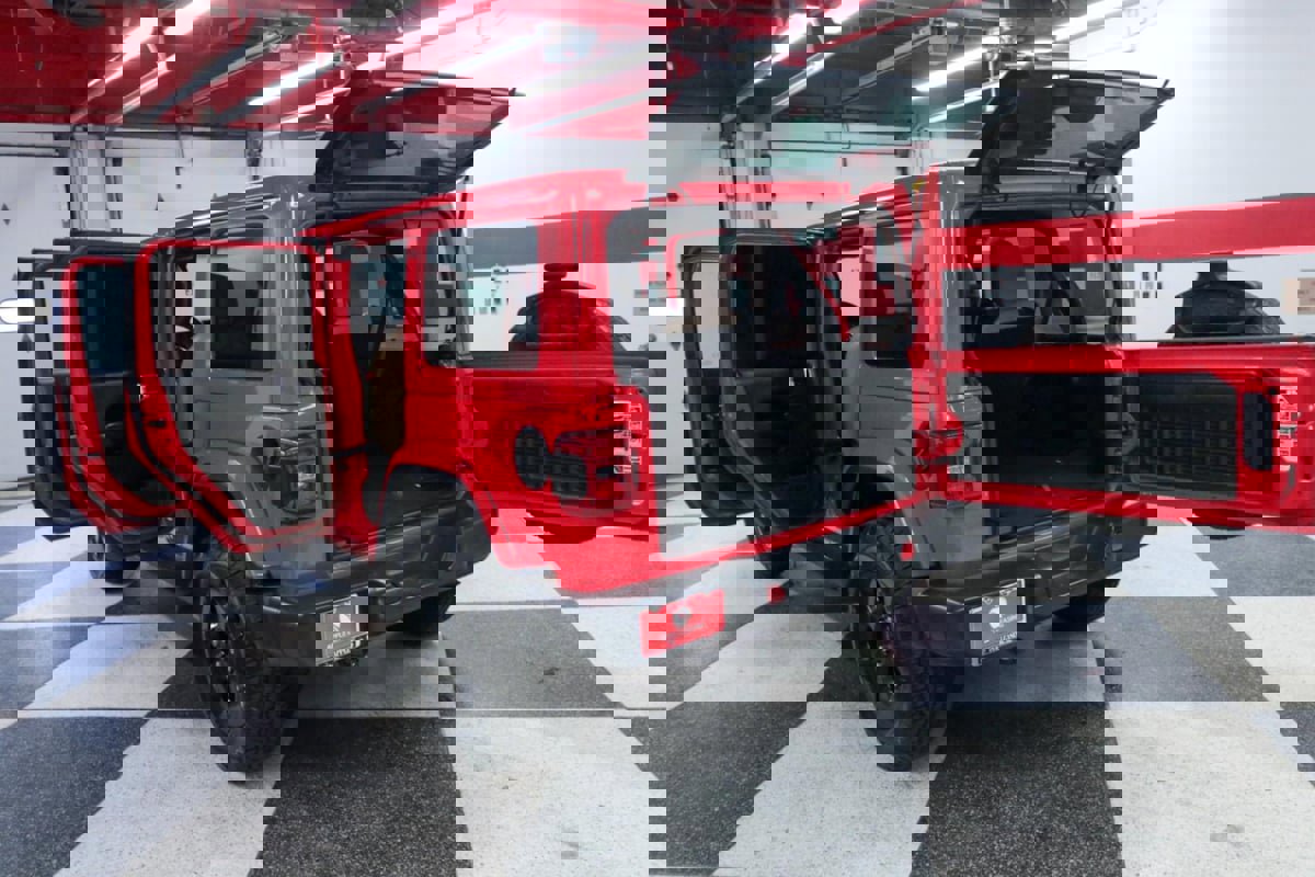 Used 2018 Jeep Wrangler Unlimited Sahara w/ Cold Weather Group image 30