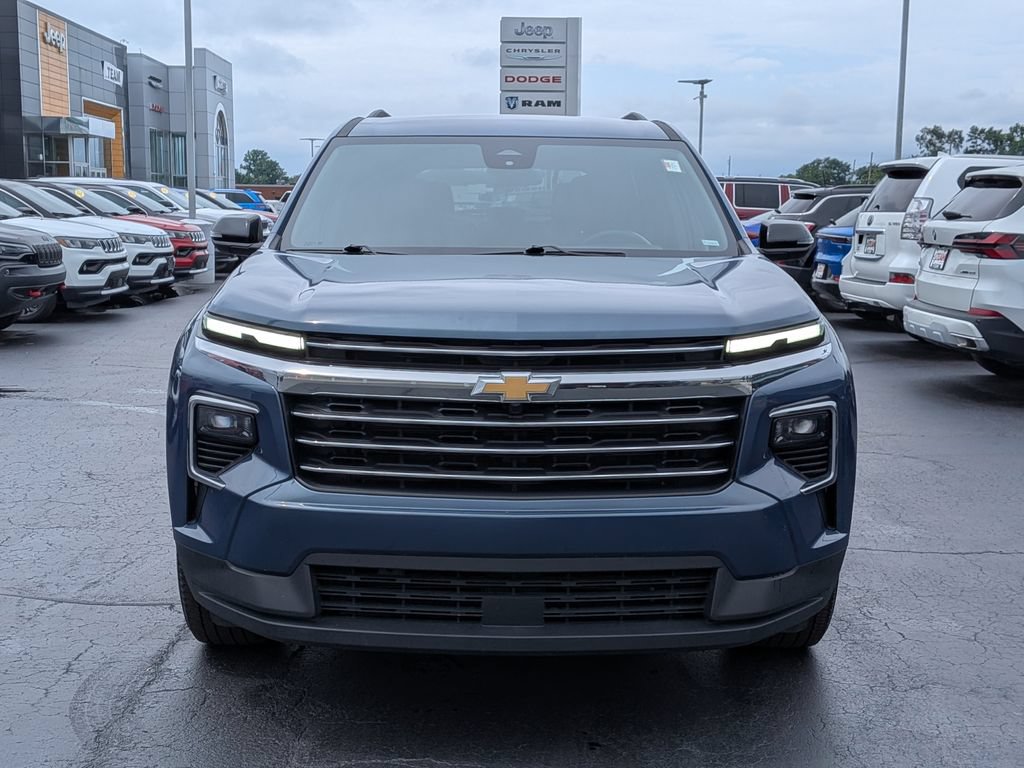 Used 2026 Chevrolet Traverse LT AWD/4WD image 2