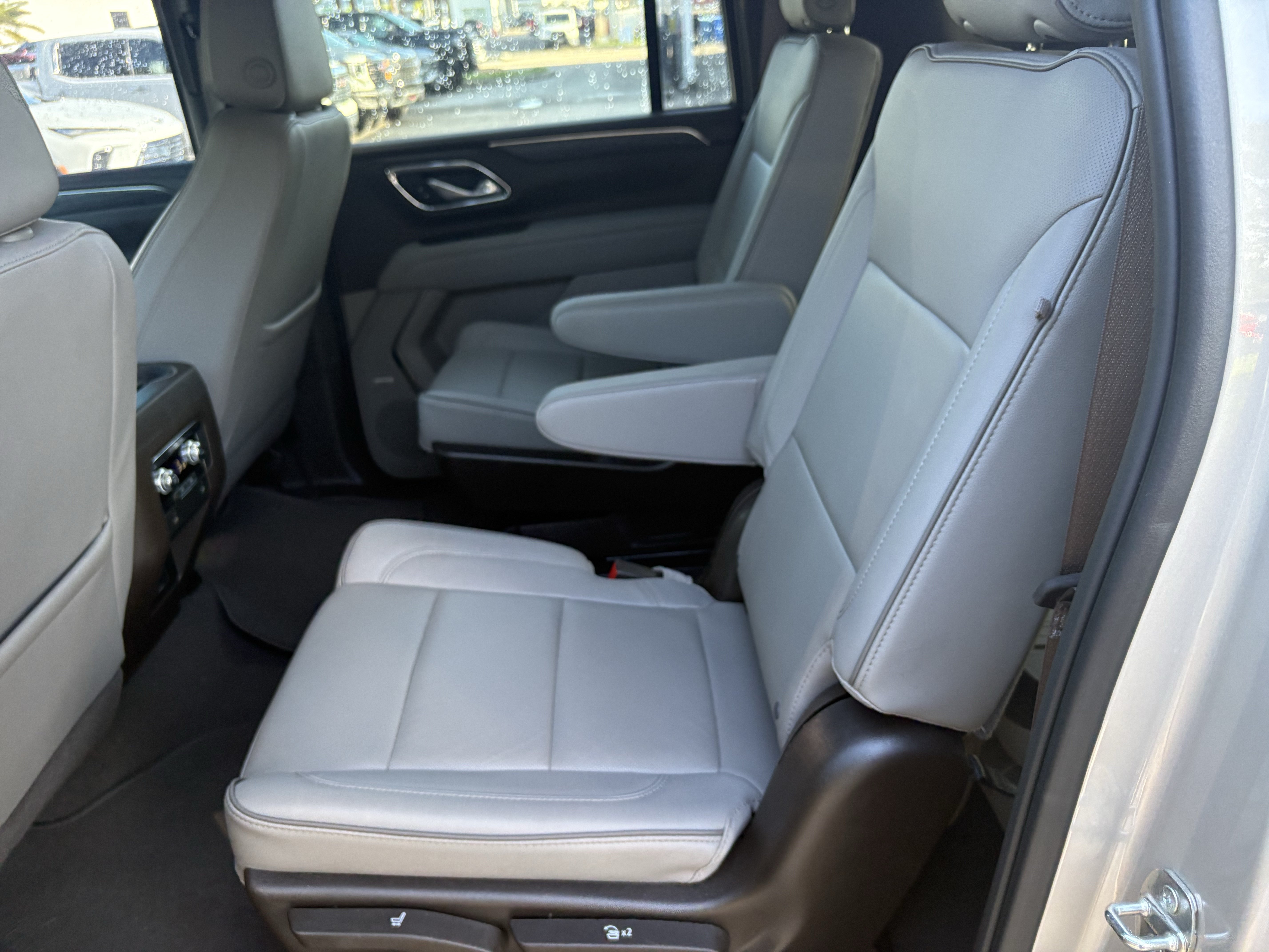 Used 2023 GMC Yukon XL SLT AWD/4WD image 9