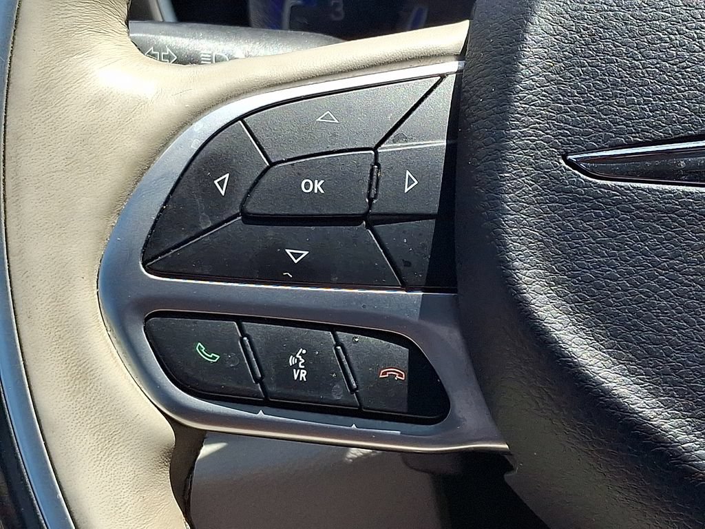 Used 2019 Chrysler Pacifica Limited w/ Tire & Wheel Group FWD image 24