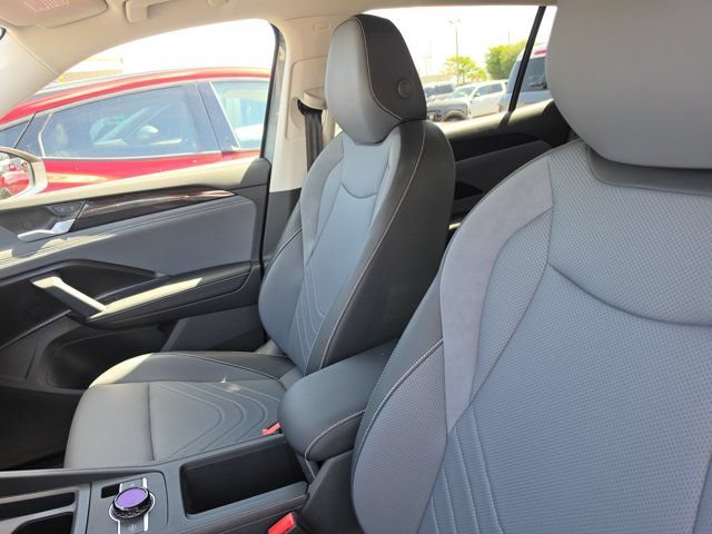 Used 2025 Volkswagen Tiguan SE FWD image 19