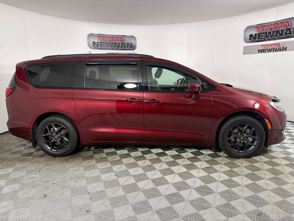 Used 2020 Chrysler Pacifica Touring-L w/ S Appearance Package FWD image 4