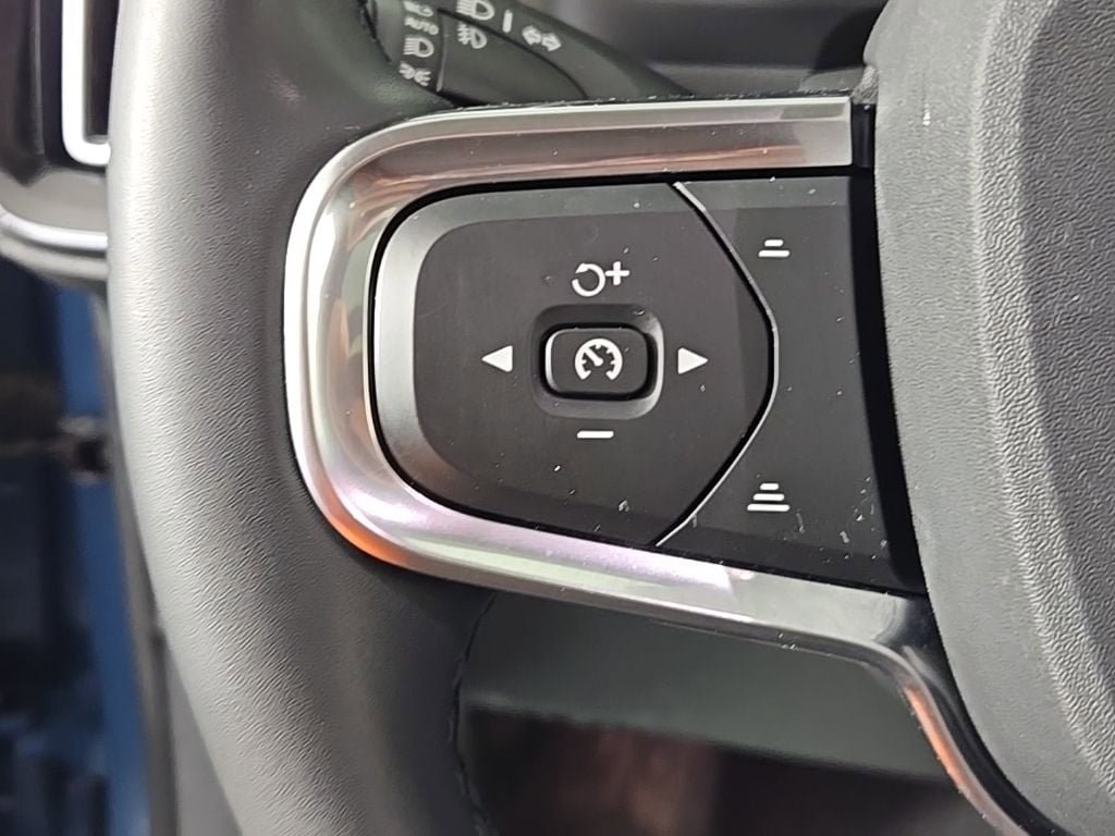 Certified 2023 Volvo XC40 B5 Plus w/ Climate Package AWD/4WD image 33