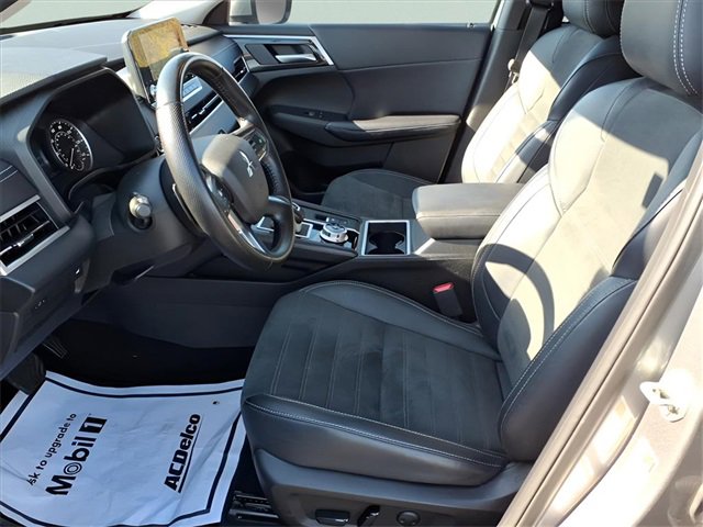 Used 2024 Mitsubishi Outlander AWD image 14