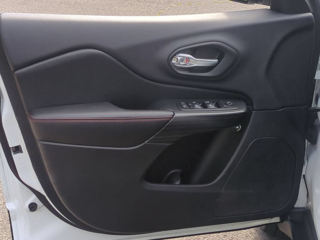 Used 2016 Jeep Cherokee Trailhawk AWD/4WD image 11