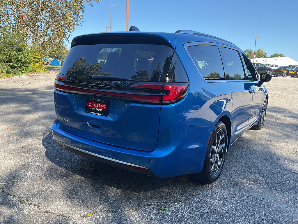New 2027 Chrysler Pacifica Pinnacle w/ Theater Group FWD image 5