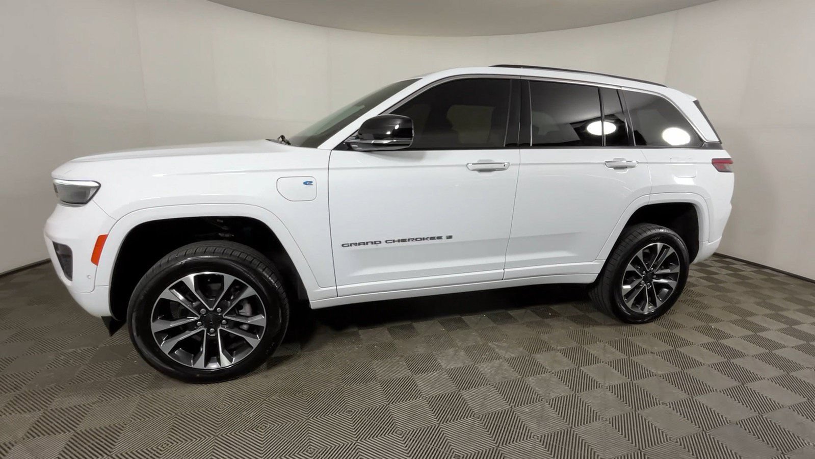 Used 2023 Jeep Grand Cherokee Overland w/ Luxury Tech Group IV AWD/4WD image 10