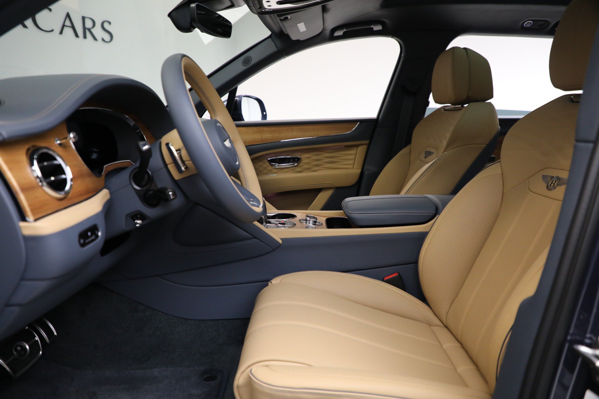 Certified 2025 Bentley Bentayga Extended Wheelbase AWD/4WD image 18